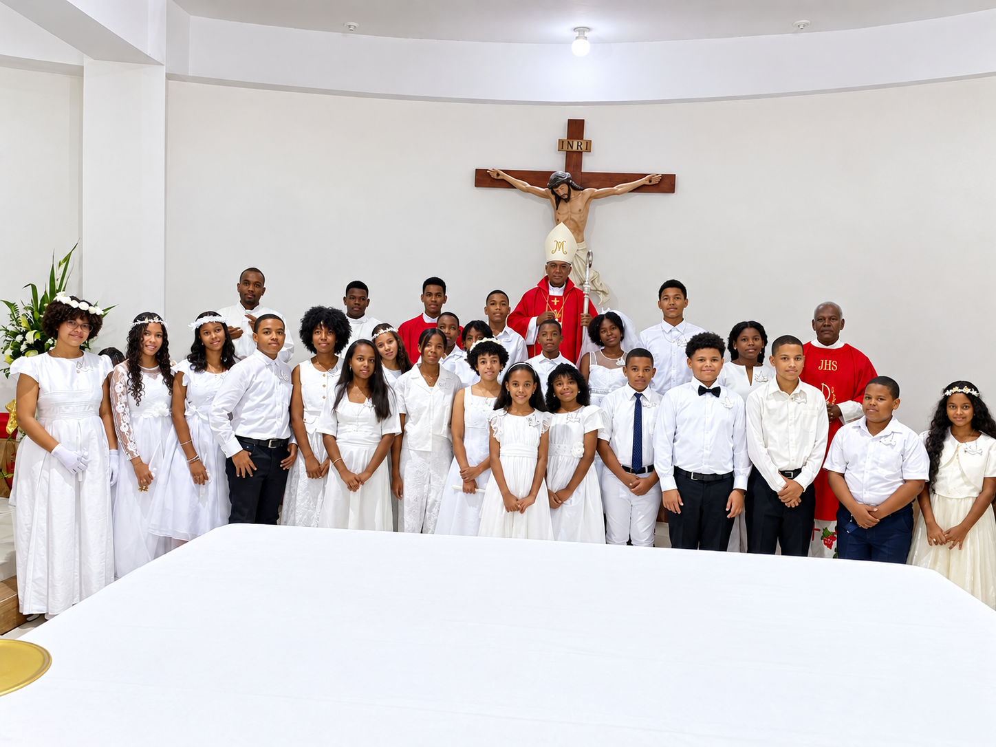 Foto grupal de Primera Comunión en la iglesia